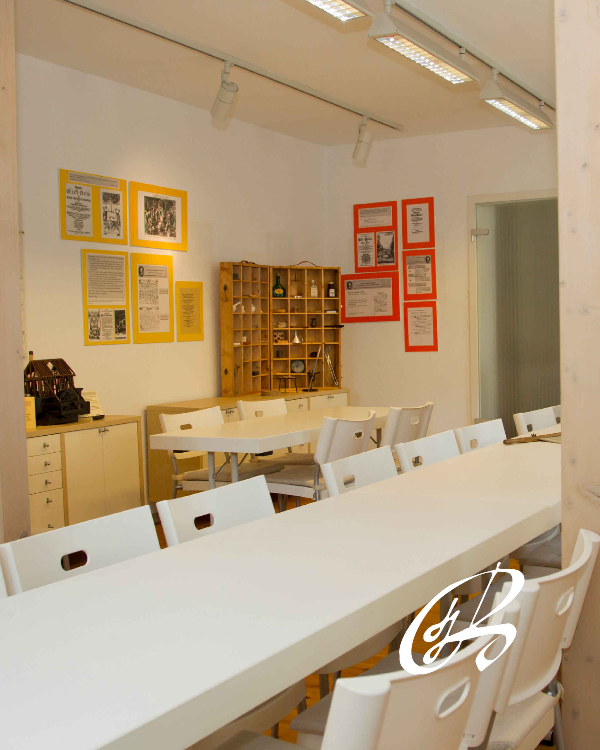 Einblick in das Becher-Haus, dass heute Dokumente, Modelle und thematische Installationen von Johann Joachim Becher ausstellt.